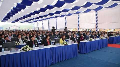 “Tập đoàn FLC sẽ dành tối đa nguồn lực để tập trung thi công, triển khai dự án. Đến nay, công tác thiết kế, quy hoạch đã hoàn tất và các hố golf đầu tiên đã dần thành hình, đảm bảo mục tiêu khánh thành hạng mục sân golf trong năm nay”, bà Kiều Dung nói. “Tập đoàn FLC sẽ dành tối đa nguồn lực để tập trung thi công, triển khai dự án. Đến nay, công tác thiết kế, quy hoạch đã hoàn tất và các hố golf đầu tiên đã dần thành hình, đảm bảo mục tiêu khánh thành hạng mục sân golf trong năm nay”, bà Kiều Dung nói.