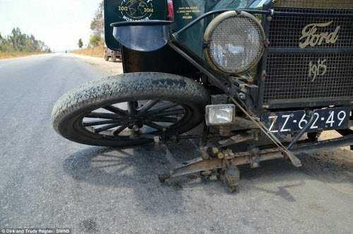 Trong hành trình vòng quanh thế giới, chiếc xe của cặp đôi người Hà Lan thỉnh thoảng cũng gặp sự cố và phải sửa chữa. Trong hành trình vòng quanh thế giới, chiếc xe của cặp đôi người Hà Lan thỉnh thoảng cũng gặp sự cố và phải sửa chữa.