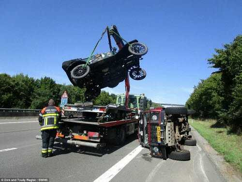 Chiếc xe phải cần tới cứu hộ khi va chạm với một chiếc ô tô khác ở Australia. Chiếc xe phải cần tới cứu hộ khi va chạm với một chiếc ô tô khác ở Australia.