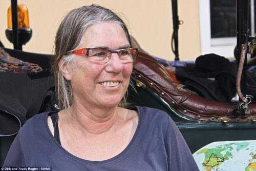 Cho đến nay, bà Trudy Regter và chồng lái xe cổ hoàn thành quãng đường 80.000 km trong hành trình du lịch vòng quanh thế giới. Cho đến nay, bà Trudy Regter và chồng lái xe cổ hoàn thành quãng đường 80.000 km trong hành trình du lịch vòng quanh thế giới.