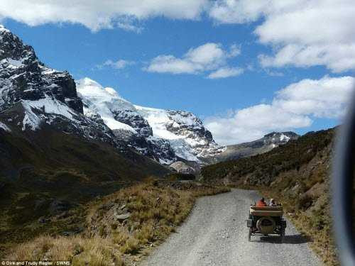 Cặp đôi Dirk và Trudy Regte rong ruổi trên đường ở Peru. Cặp đôi Dirk và Trudy Regte rong ruổi trên đường ở Peru.