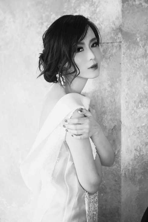 Trong những bức ảnh gần đây, chị khiến nhiều người không nhận ra với vẻ trẻ trung, đẹp không tì vết.