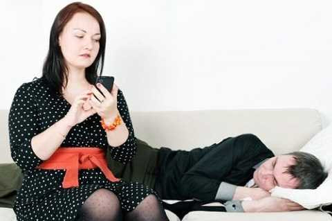 Kiểm tra điện thoại, email của đối phương chính là dấu hiệu sự thiếu tin tưởng lẫn nhau