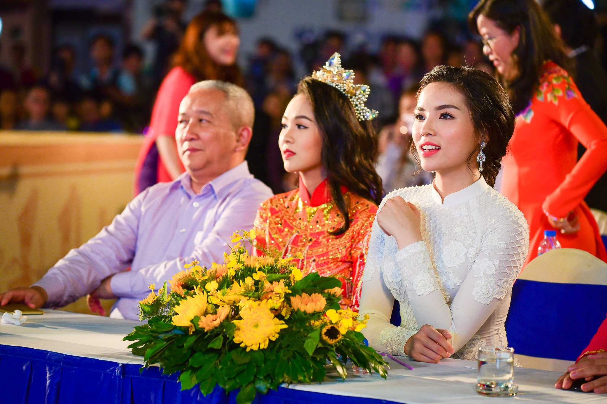 Hoa hậu Kỳ Duyên khoe vẻ đẹp rặng rỡ