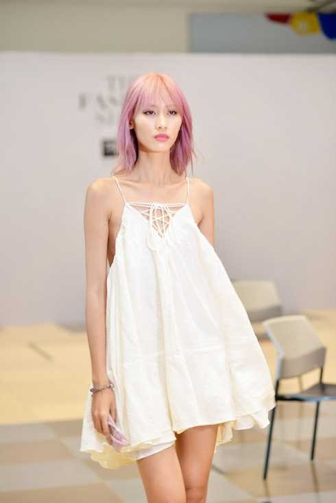 Chân dài Hằng Nguyễn.