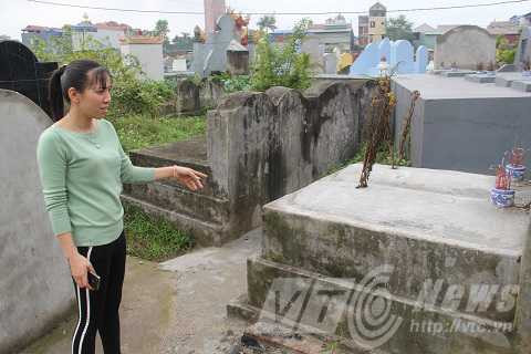 Ngôi mộ ở nghĩa địa thôn Trai Trang, nơi con trăn chui vào ngày 25/1/2016