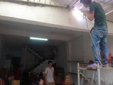 Thuê thợ hàn cửa bị gãy do vụ nổ