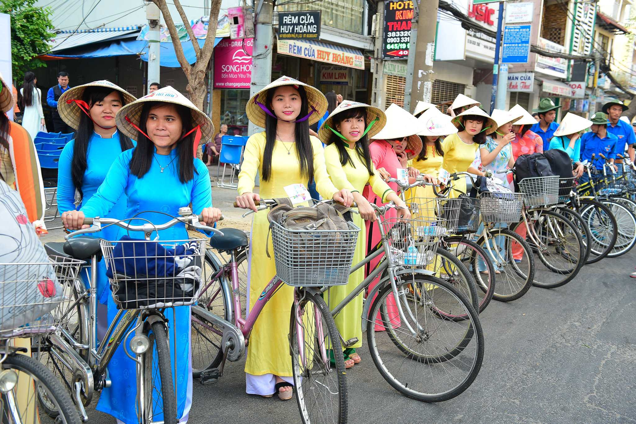 Sài Gòn rợp áo dài trong hành trình xe đạp 'Áo dài Viêt- Du lịch Việt'