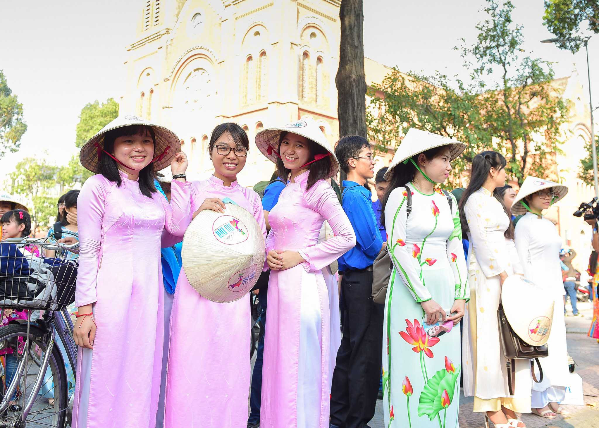 Sài Gòn rợp áo dài trong hành trình xe đạp 'Áo dài Viêt- Du lịch Việt'