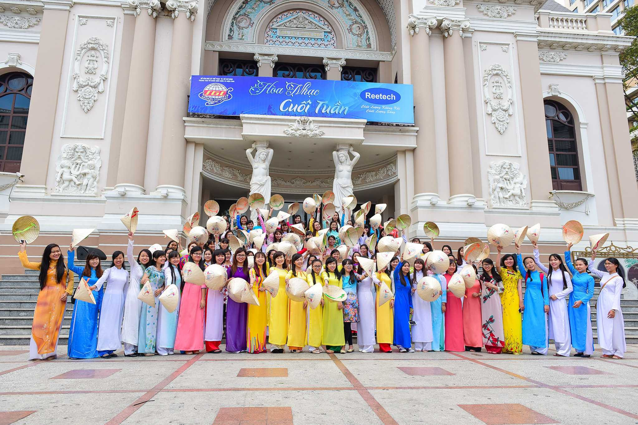 Sài Gòn rợp áo dài trong hành trình xe đạp 'Áo dài Viêt- Du lịch Việt'