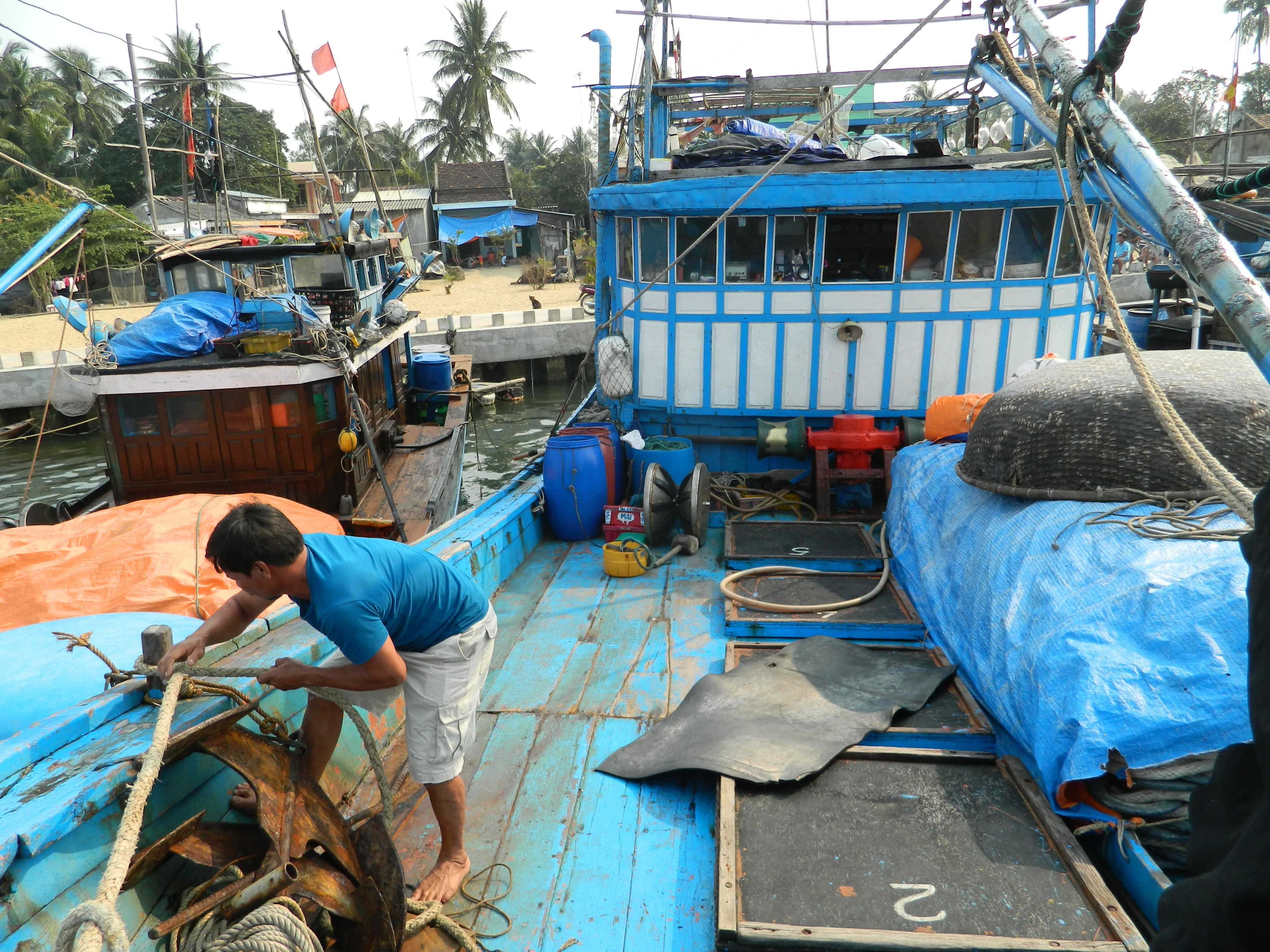Tàu cá QNa 91865 TS đang được tiến hành sửa chữa để chuẩn bị ra khơi.