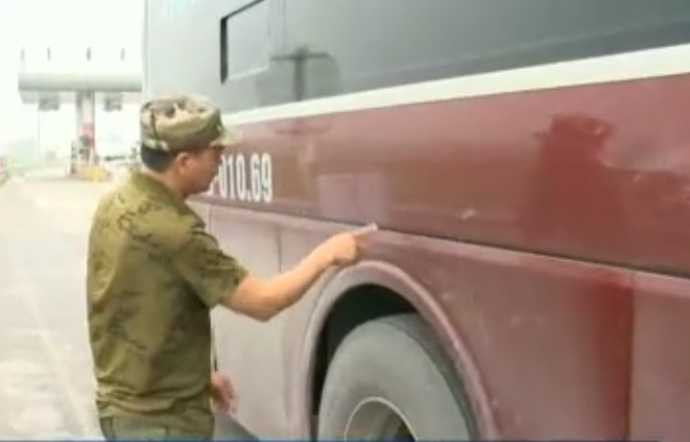 Một số xe khách chạy tốc độ cao trên tuyến cao tốc Nội Bài - Lào Cai đã bị nhiều kẻ lạ mặt ném đá, ném sơn hay thậm chí là tạt cả a-xit.