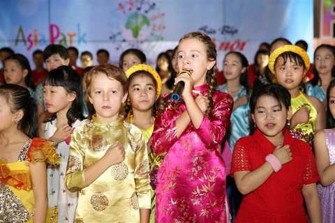 Giọng ca truyền cảm chạm tới trái tim người nghe Giọng ca truyền cảm chạm tới trái tim người nghe