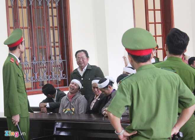 Người thân bị hại đau đớn tại phiên xét xử. Ảnh: P.H.