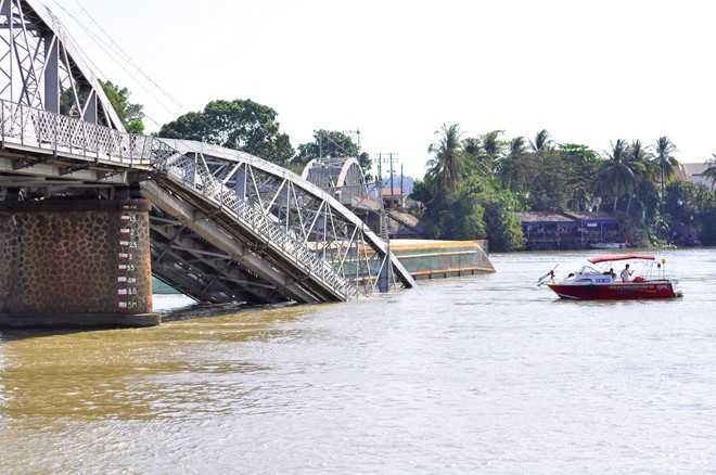 Ông Sơn cho biết: “Thấy tôi hớt hải nên một người ở trạm gác đã chạy đến kiểm tra. Khi đó, một nhân viên khác chạy trên hành lang đường sắt về hướng Bình Dương tìm tàu để kịp ra hiệu dừng khẩn cấp”.