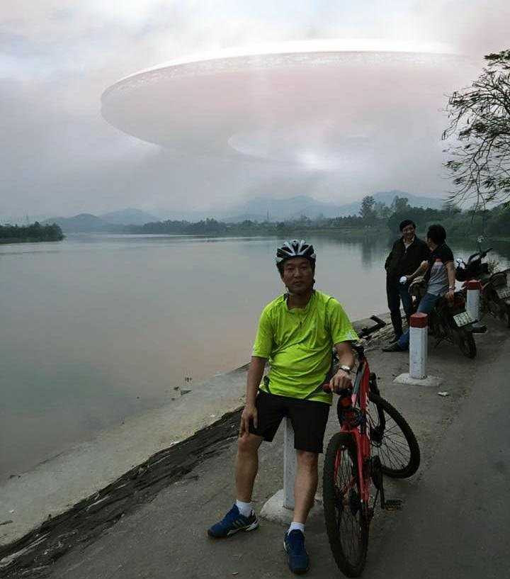  Bức ảnh anh Trung nhờ khách du lịch chụp có hình đĩa bay khiến dư luận xôn xao.