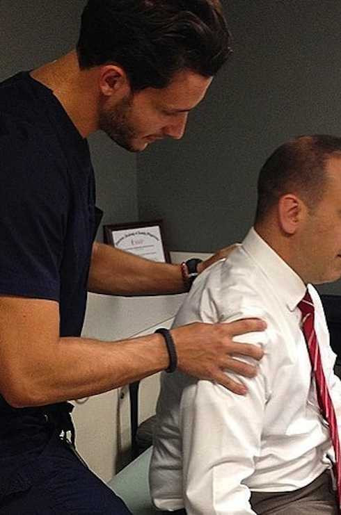 Mikhail là một bác sỹ chuyên khoa xương.