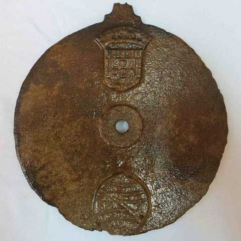 Chiếc đĩa kim loại được tìm thấy trong đống đổ nát của con tàu 500 tuổi