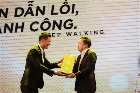 Bình Minh tri ân Victor Vũ trong một sự kiện.