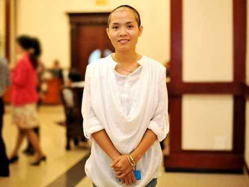 10. Nguyễn Thuỷ Tiên (SN 1988) Đồng sáng lập, quản lý Mạng lưới ung thư vú Việt Nam. Cùng chị gái là Thương Sobey - giảng viên khoa Báo chí ĐH Khoa học Xã hội và Nhân văn, ĐHQG Hà Nội; Ths ngành Quản lý Truyền thông tại ĐH Công nghệ Sydney (Australia) bị ung thư vú, Thủy Tiên đã sáng lập điều hành dự án Mạng lưới ung thư vú Việt Nam. Trong năm 2015, Mạng lưới ung thư vú Việt Nam là tổ chức duy nhất của Việt Nam tham dự Hội nghị Cải thiện hành động phòng chống ung thư do AEEPO tổ chức tại Bali, Indonesia. Trong 3 năm hoạt động, tổ chức đã thực hiện được: Nâng cao nhận thức và công tác tầm soát sớm ung thư vú; 03 chiến dịch lớn nâng cao nhận thức về ung thư vú; Hơn 5000 người tham gia, 1000 suất khám tầm soát ung thư vú miễn phí. Đạt Giải thưởng tình nguyện Quốc gia 2014; Gương mặt trẻ triển vọng năm 2014. (Ảnh: Xuân Tùng)