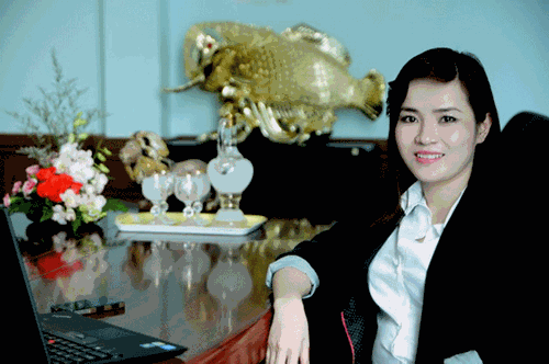 5. Đinh Thị Bích Châu (SN 1982) Tổng Giám đốc Công ty TNHH Đầu tư Hoàn Châu, TPHCM, là chủ của doanh nghiệp có vốn đăng ký hiện nay là 30,9 tỷ đồng; doanh thu 2014 đạt 285 tỷ đồng, nộp ngân sách đạt 2,2 tỷ đồng; tạo việc làm cho 300 lao động ổn đinh, khoảng 2000 lao động theo mùa vụ, thu nhập bình quân trên 6 triệu đồng/người/tháng. Năm 2015, công ty của chị lọt Top 50 doanh nghiệp thuỷ sản xuất khẩu; chị là một trong Top 20 đại biểu được tuyên dương tại Đại hội Tài năng trẻ toàn quốc; Doanh nhân trẻ xuất sắc TPHCM. (Ảnh: NVCC)