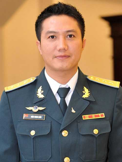 6.Thượng uý Trần Thanh Luân (SN 1988) - Phi đội 1, Trung Đoàn 935, Sư đoàn Không quân 370, Quân chủng phòng không Không quân: Tốt nghiệp thủ khoa hệ đào tạo phi công quân sự, Trường Sĩ quan Không quân Nha Trang; là một trong 6 phi công ra trường được tuyển thẳng về đơn vị chiến đấu và lái loại máy bay Su-30MK2. Tổng số giờ bay 450 giờ đảm bảo an toàn tuyệt đối. Được lựa chọn đào tạo giáo viên bay trên máy bay Su -30MK2. Đạt Danh hiệu Chiến sĩ thi đua cấp cơ sở năm 2011, 2014, 2015. Đại biểu tham dự Đại hội Tài năng trẻ toàn quốc năm 2015; đạt Danh hiệu Thanh niên tiên tiến làm theo lời Bác. Năm 2014, nhận Bằng khen của Quân chủng Phòng không-Không quân. (Ảnh: Xuân Tùng)