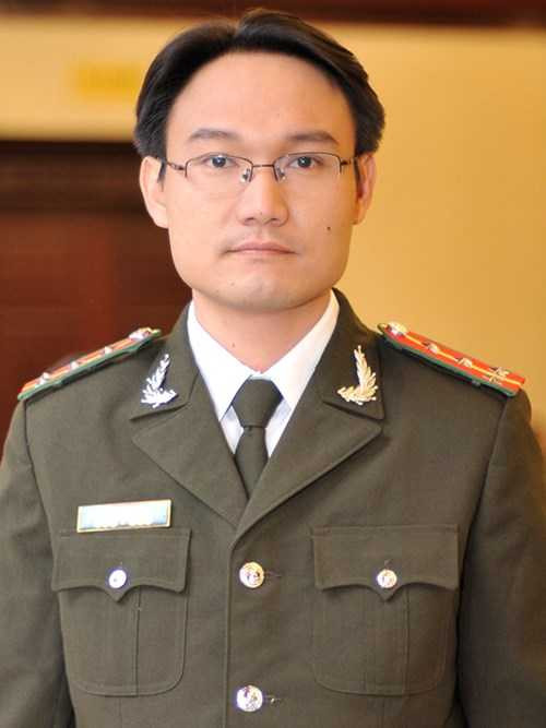 7. Đại uý Ngô Ngọc Trân (SN 1984) Phó Trưởng phòng 4, Cục An ninh mạng, Bộ Công an, là tấm gương sáng trong học tập và chiến đấu. Năm Năm 2015, được nhận Huân chương Chiến công hạng Nhì; Năm 2011, nhận Huân chương Chiến công hạng Ba; Giải thưởng Thanh niên Công an tiêu biểu; Huy hiệu Thanh niên tiên tiến làm theo lời Bác; 2 Bằng khen của Bộ trưởng Bộ Công an. (Ảnh: Xuân Tùng)