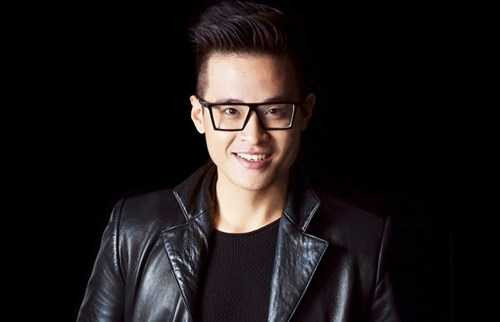 9. Ca sỹ Hà Anh Tuấn (SN 1984) là nghệ sỹ được yêu thích về tài năng, phong cách sống; đóng góp rất tích cực trong các hoạt động cộng đồng. Anh là Đại sứ quỹ học bổng Vừ A Dính, Thành viên Hội bảo trợ bệnh nhân nghèo TPHCM, Đại sứ & thành viên sáng lập Câu chuyện hoà bình, Đại sứ quỹ bảo vệ Tê giác Nam Phi, Đại sứ chiến dịch xây dựng nhà bán trú học sinh vùng cao, Đại sứ chiến dịch Power On hướng nghiệp và <a href='https://vtcnews.vn/giao-duc.538.0.html' >giáo dục</a> kỹ năng sinh viên vùng sâu vùng xa. Được nhận Giải thưởng ca sỹ triển vọng Sao mai điểm hẹn; Top 10 ca sỹ giải thưởng Làn sóng xanh; Top 5 ca sỹ giải thưởng Cống hiến; Top 5 ca sỹ giải thưởng Mai vàng; Top 3 ca sỹ giải thưởng HTV Awards; Ca sỹ xuất sắc nhất Bài Hát Việt; Giải album xuất sắc nhất Album Vàng (HTV); Giải album xuất sắc nhất Làn sóng xanh; Giải thưởng ăn mặc Mốt nhất (viện Mode Việt Nam); Giải thưởng nam ca sỹ thời trang nhất của ELLE... (Ảnh: Internet)