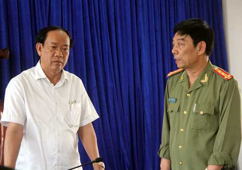 Tại buổi tổ chức khen thưởng, Chủ tịch Quảng Nam (trái) cùng Giám đốc Công an tỉnh Quảng Nam đánh giá cao kế hoạch vây vắt của các trinh sát ma túy khi không để bị thương vong. Ảnh: Tiến Hùng.