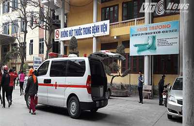 Một xe cấp cứu dù đang chuẩn bị đón bệnh nhân chuyển viện. Vị trí đỗ xe cách không xa nhà điều hành và trạm bảo vệ bệnh viện (chụp nhày 17/3). Ảnh H.H