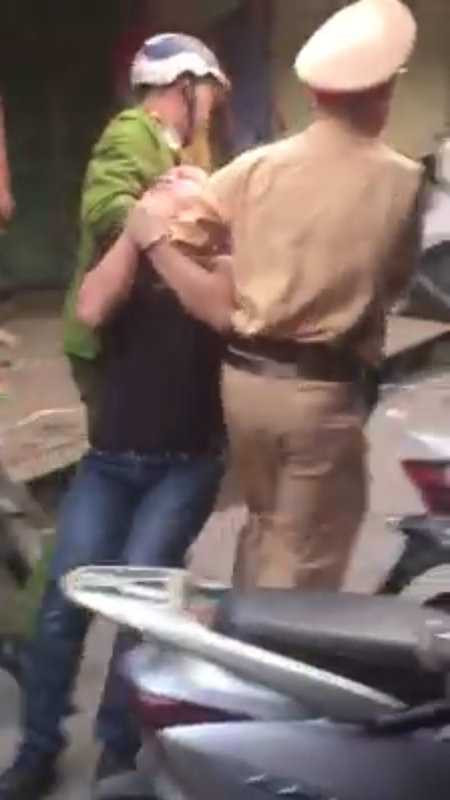 Đối tượng bị công an khống chế.