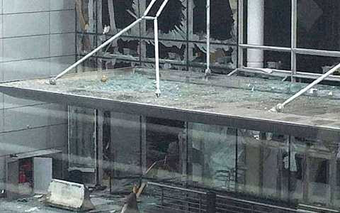 Khoảng 8h giờ địa phương, sân bay Zaventem, thủ đô Brussels, Bỉ đã rung chuyển bởi 2 vụ nổ liên tiếp. Theo các nhân chứng, họ nghe thấy những tiếng súng cùng với những giọng Ả Rập trước khi vụ nổ xảy ra. 