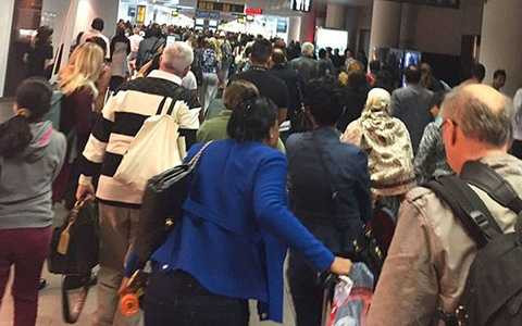 Các hành khách nhanh chóng được sơ tán khỏi sân bay sau những tiếng nổ chói tai. Trong những clip được chia sẻ trên mạng có thể thấy khói bốc ra từ nhà ga, và các hành khách chạy tán loạn. Theo nhiều nguồn tin, nơi phát nổ chính là quầy làm thủ tục của hãng American Airlines