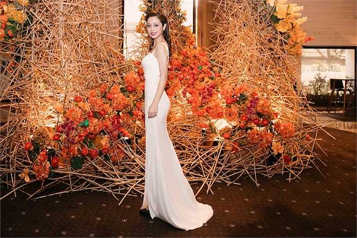 Hoa hậu châu Á tại Mỹ 2006 khéo khoe vóc dáng thon thả trong thiết kế ôm sát cơ thể, sexy vừa đủ.