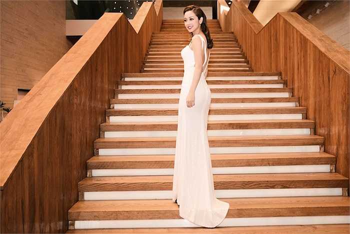 Vẻ gợi cảm của Hoa hậu Jennifer Phạm khiến người đối diện khó rời mắt.