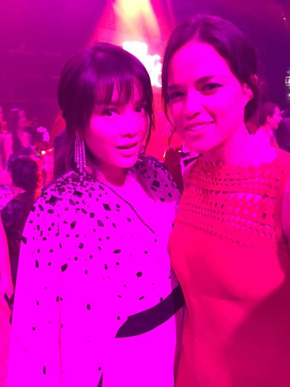 Mỹ nhân Fast & Furiours, Michelle Rodriguez đã nhận ra Lý Nhã Kỳ, cả hai trò chuyện vui vẻ ngày tái ngộ và cùng nhau chụp hình selfie kỷ niệm. 