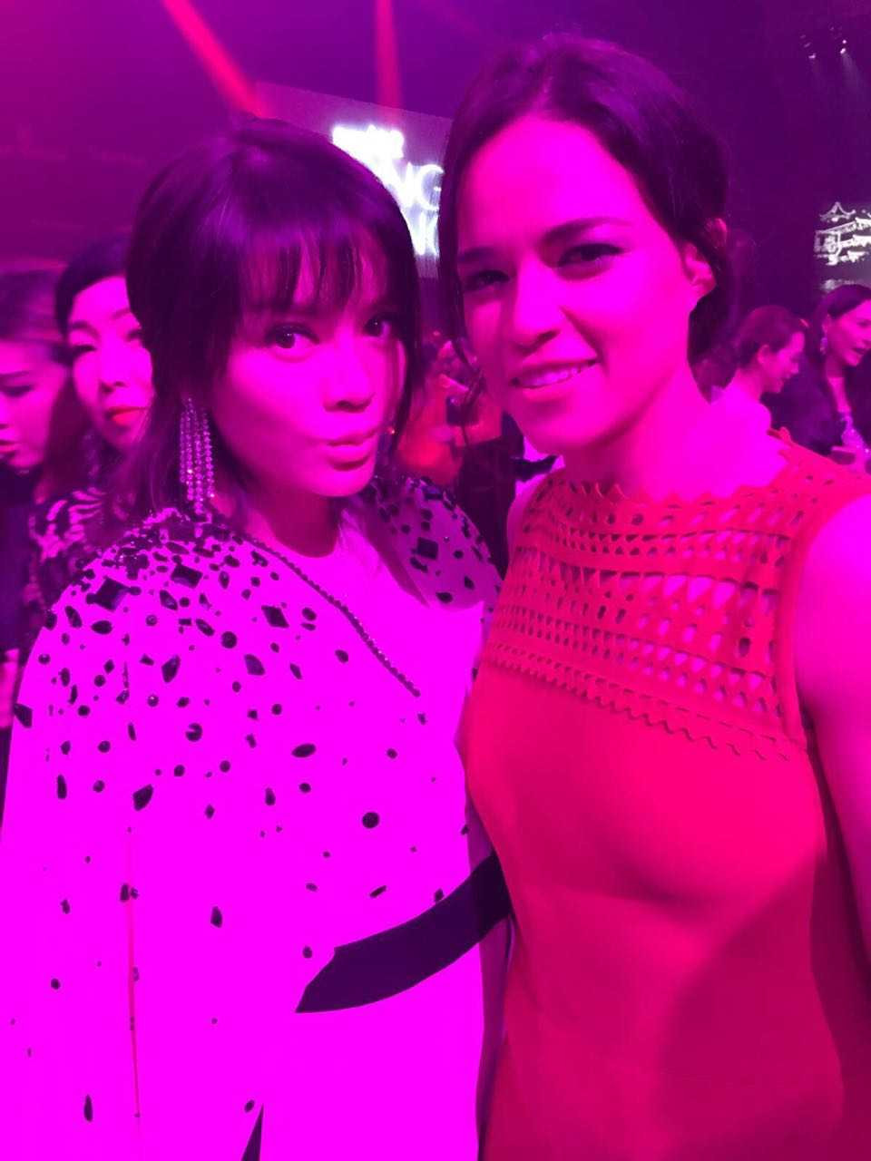 Mỹ nhân Fast & Furiours, Michelle Rodriguez đã nhận ra Lý Nhã Kỳ, cả hai trò chuyện vui vẻ ngày tái ngộ và cùng nhau chụp hình selfie kỷ niệm. 