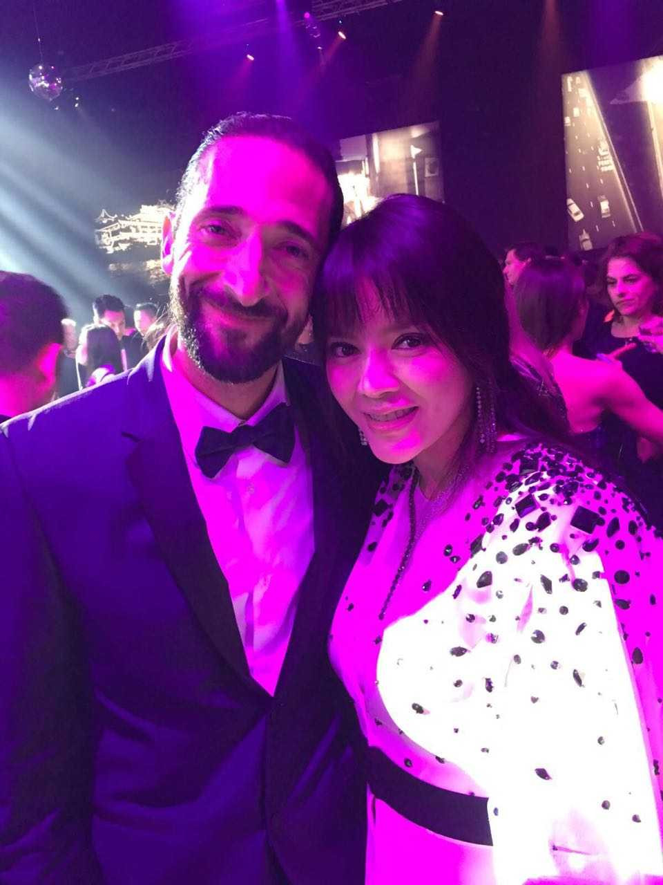 Lý Nhã Kỳ cũng gặp gỡ với nam diễn viên lừng danh Adrien Brody, nam diễn viên từng giành Oscar với vai nghệ sĩ dương cầm trong bộ phim “Nghệ sĩ dương cầm”.