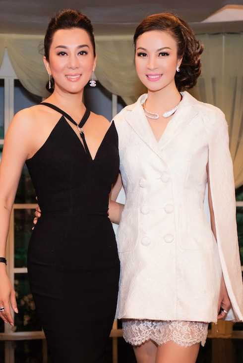 Hai người đẹp vui vẻ đọ nhan sắc không tuổi. Thanh Mai hiện nay đang ở tuổi ngoại tứ tuần, còn Kỳ Duyên vừa bước sang tuổi 52. Hai người đẹp vui vẻ đọ nhan sắc không tuổi. Thanh Mai hiện nay đang ở tuổi ngoại tứ tuần, còn Kỳ Duyên vừa bước sang tuổi 52.