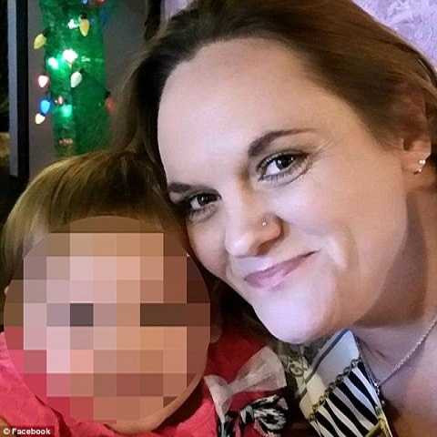 Tasha Hatcher đã bị bắt vì nhẫn tâm đêm cô con gái 2 tuổi của mình vào lò nướng Tasha Hatcher đã bị bắt vì nhẫn tâm đêm cô con gái 2 tuổi của mình vào lò nướng