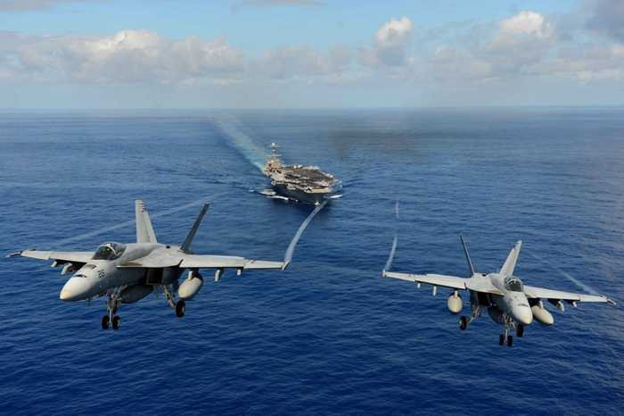 Hai chiến cơ F/A-18E Super Hornets xuất kích từ tàu sân bay USS John C. Stennis