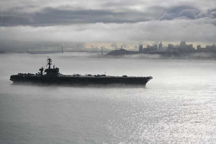 Tàu USS Carl Vinson đi ngang qua San Francisco