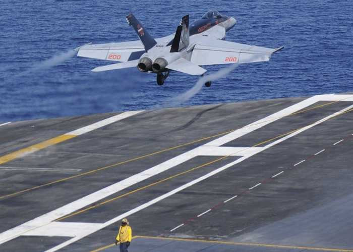 Chiến cơ F/A 18 cuất kích trên tàu USS Nimitz