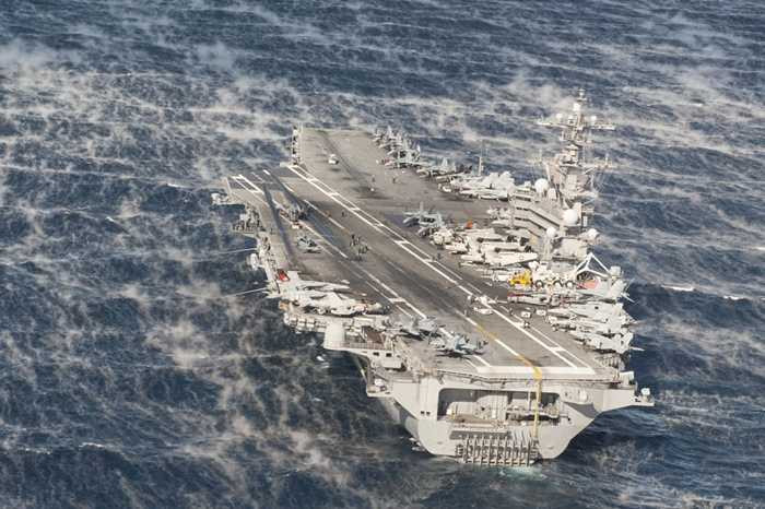 Tàu USS George H.W. Bush đi trong biển động ở Đại Tây Dương