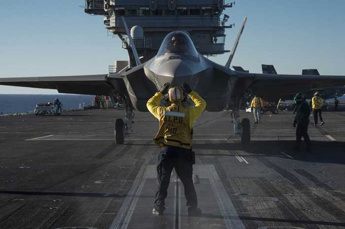 Chiến cơ F-35C chuẩn bị cất cánh trên tàu USS Nimitz