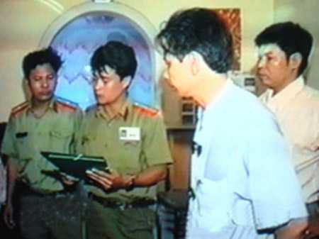 Cảnh sát khám giữ nhà ông trùm giang hồ Khánh Trắng.