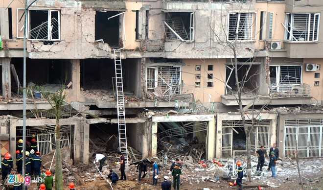 Dãy liền kề tan hoang sau vụ nổ lớn. Ảnh: Tùng Lâm.