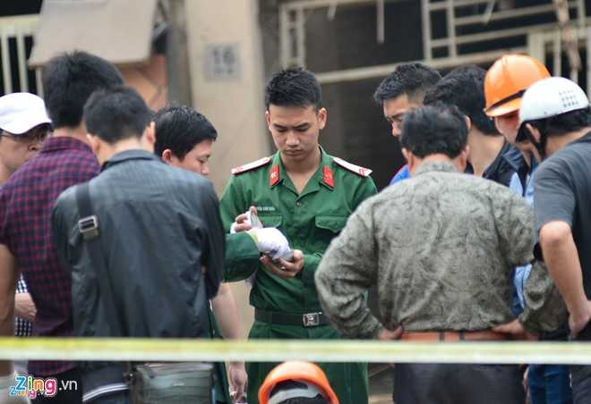 Lực lượng chức năng thu giữ mảnh vỡ của vật nổ. Ảnh: Việt Hùng.