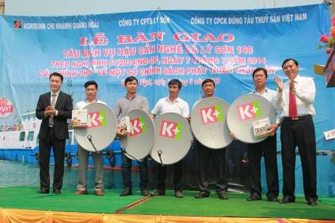 Đại diện Quỹ Khí Phách Việt và Tập đoàn Hương Sen trao tặng 20 đầu thu truyền hình số vệ tinh K+ cho các ngư dân ngư trường Hoàng Sa, Trường Sa.