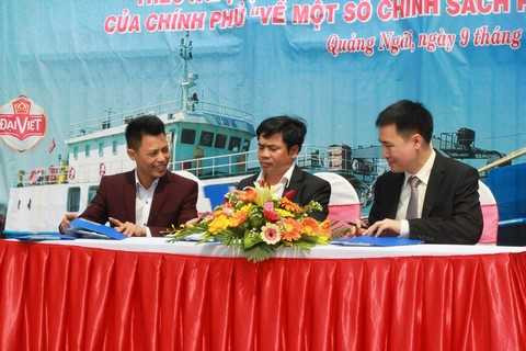 Ông Trần Văn Trà – Phó Tổng giám đốc Tập đoàn Hương Sen (ngoài cùng bên phải) ký kết cung ứng đồ uống cho tàu Lý Sơn 168